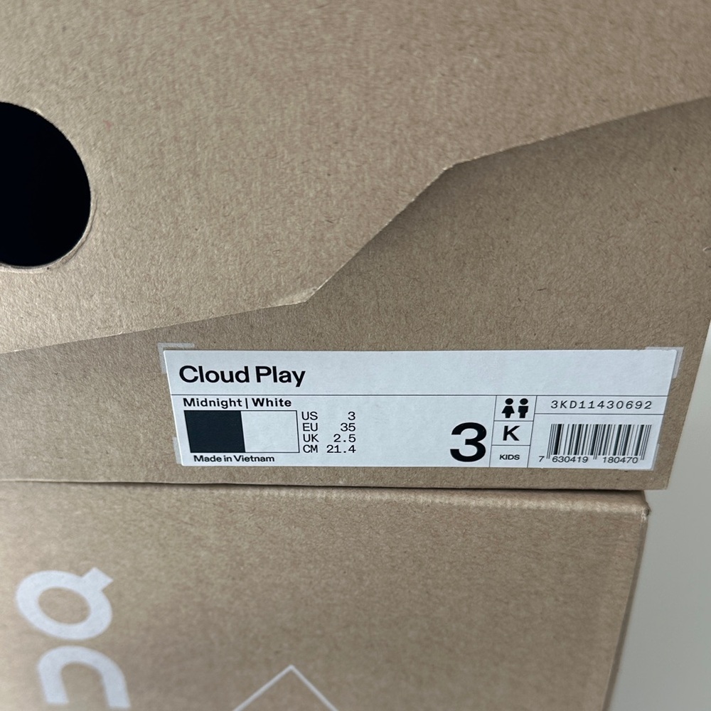 On Running Cloud Play Midnight White Size 3 Kids - Picture 6 of 6